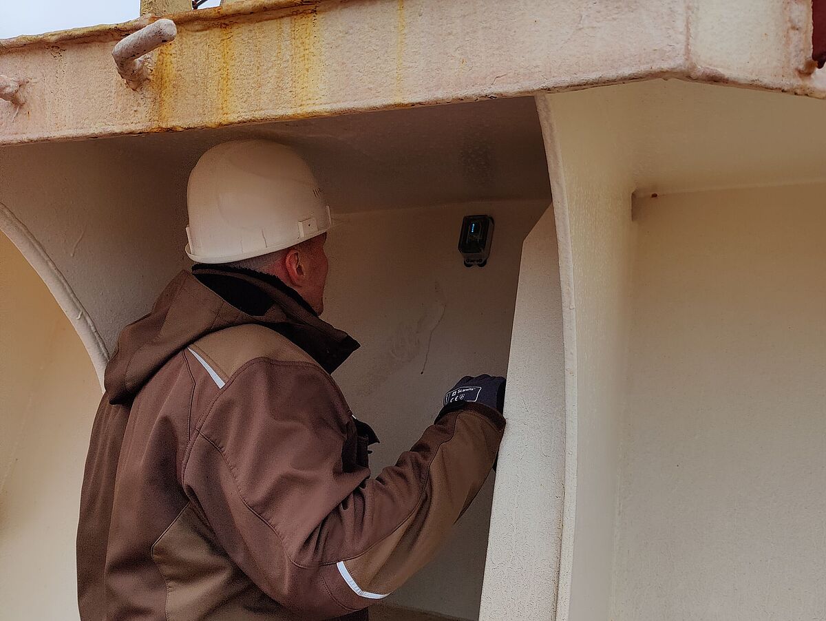 Installation eines Sensorknotens an der Bugwand. Ein Härtetest für Hardware und Datenübertragung.