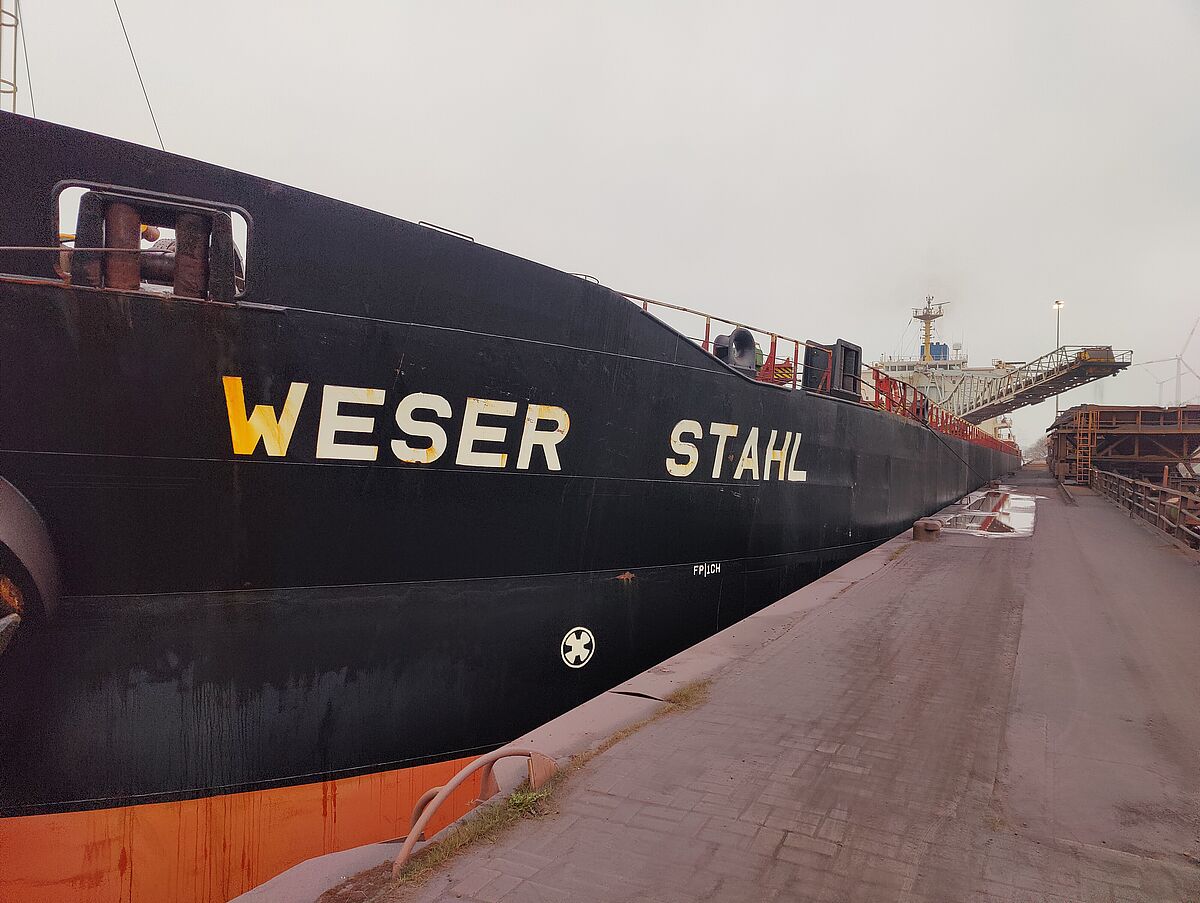 Der selbstentladende Schüttgutfrachter "Weser Stahl" im Hafen. Hier wurde unser LoRa-Testsystem installiert, um die Kommunikation unter schwierigen Bedingungen zu testen.