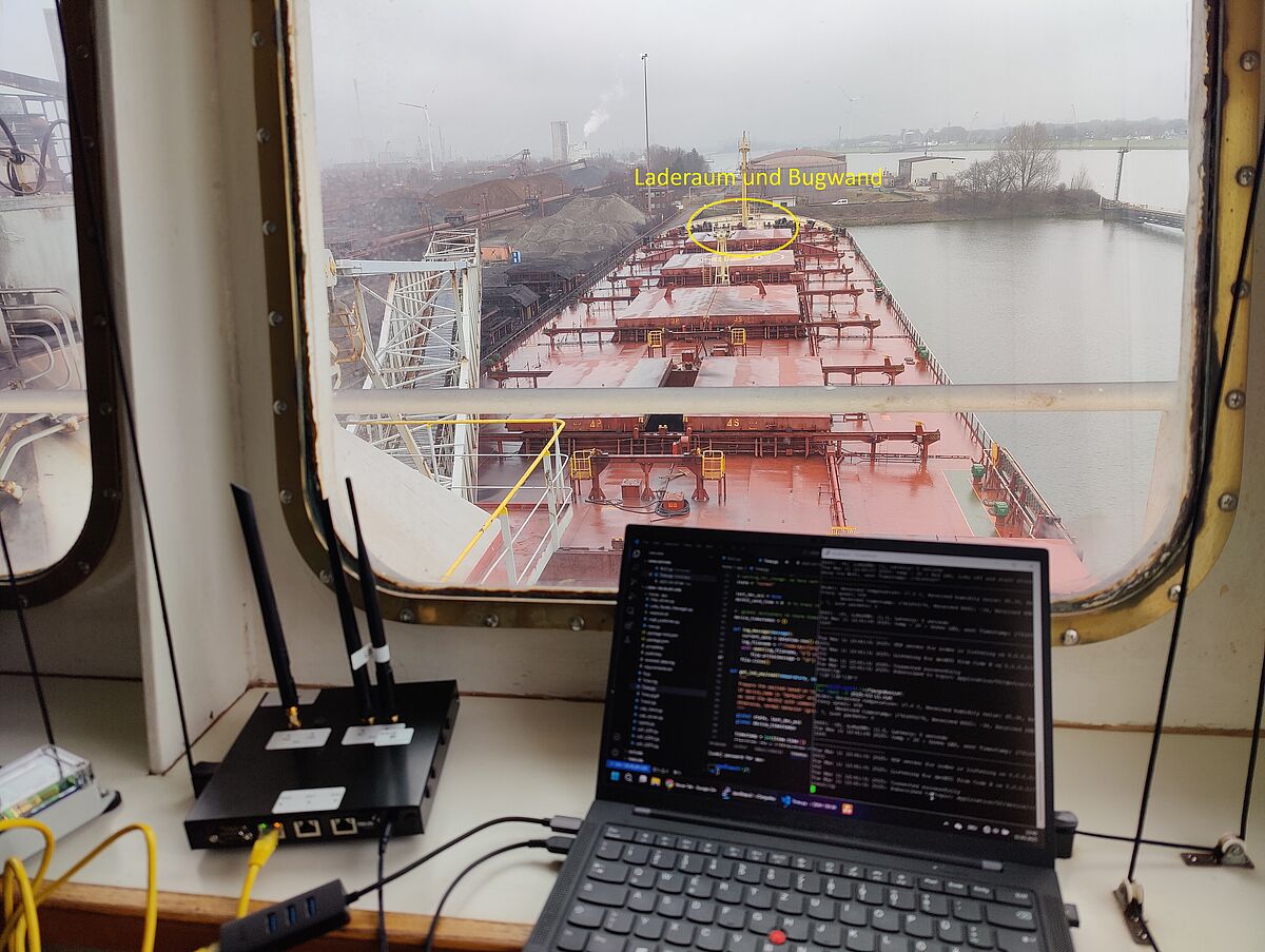 Unser Testsystem in Betrieb: Der LoRa-Hub mit Antennen und Laptop für Konfiguration und Daten-Monitoring, aufgestellt auf der Brücke der „Weser Stahl“.