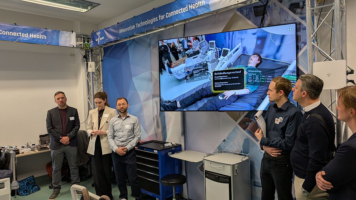 Ken Paulitz (ICCAS), Nastassia Vysotskaya (Infineon), Benjamin Rother (Uni Rostock), Matthias Rüb (DFKI),  Prof. Dr. med. Sascha Treskatsch (Charité) präsentieren die Ergebnisse