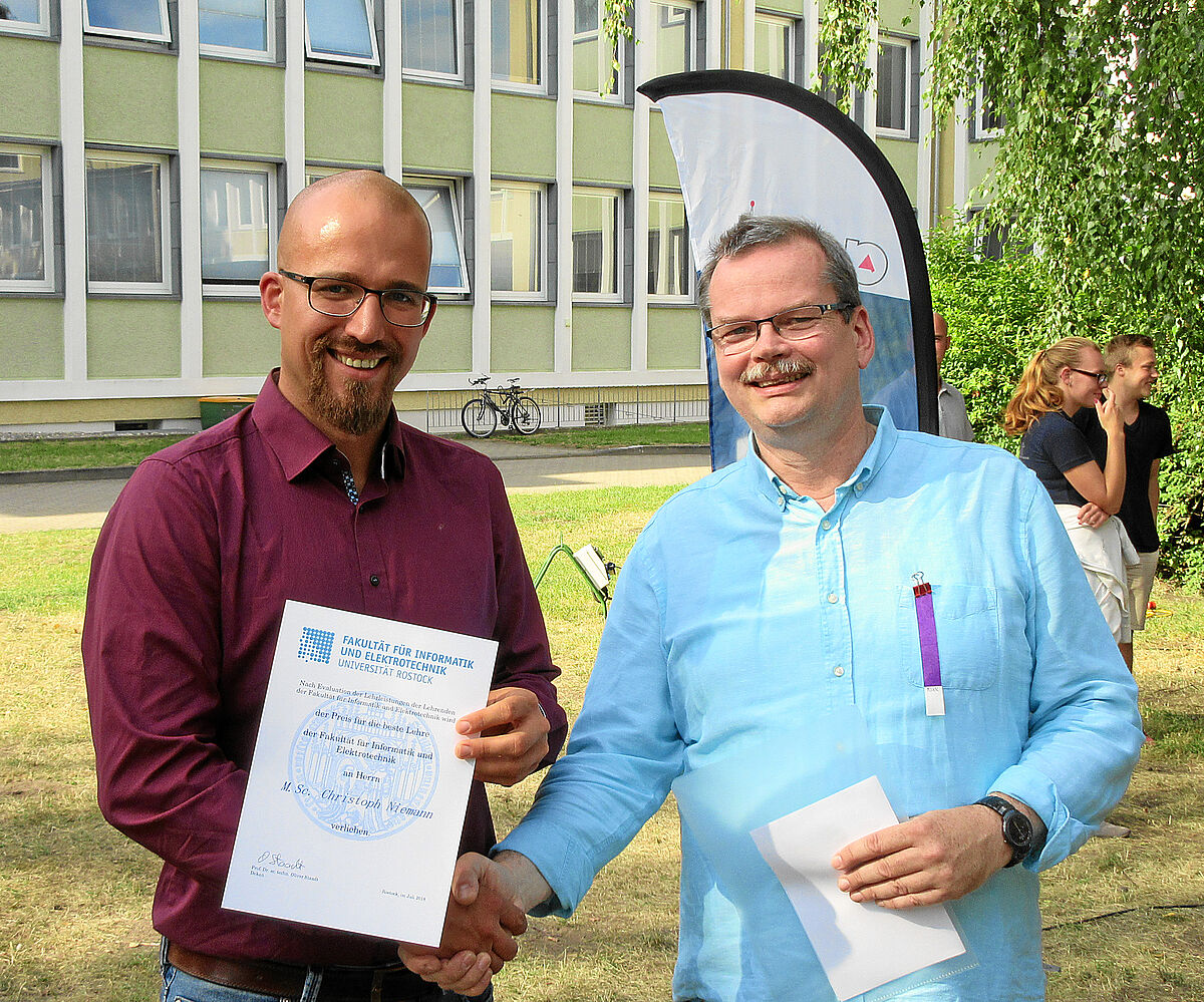 v.l.: Preisträger M.Sc. Christoph Niemann und Prodekan Prof. Dr. Mathias Nowottnick, Foto: Wolfram Bütow