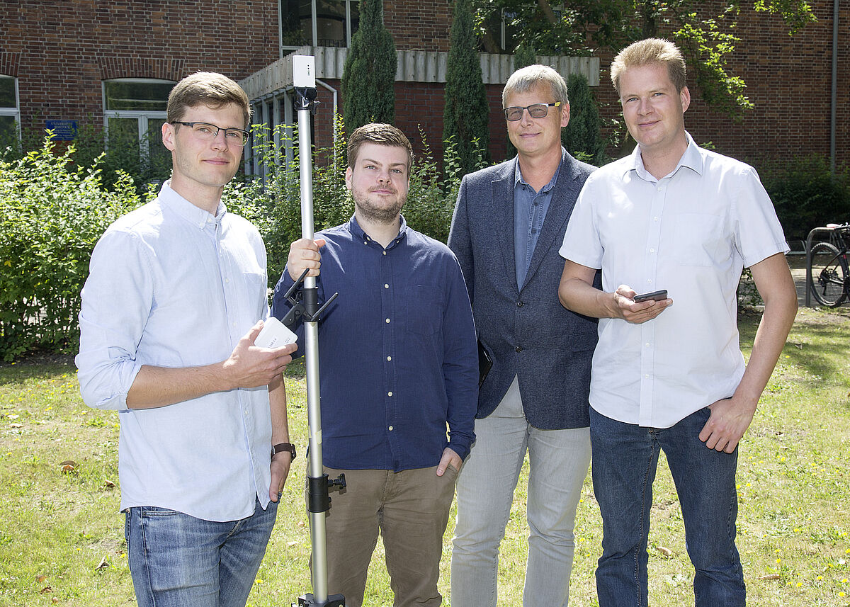 Das Team der Universität Rostock forscht an neuen Digitalisierungskonzepten für die Industrie. (v.l.n.r.) M.Sc. Hannes Raddatz, M.Sc. Fabian Hölzke, Dr. Frank Golatowski, Dr. Peter Danielis. (Copyright: Universität Rostock/Julia Tetzke).